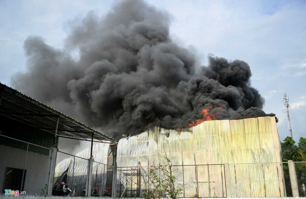 Nha kho 700 m2 o Sai Gon tan hoang sau 3 gio bung chay hinh anh 1