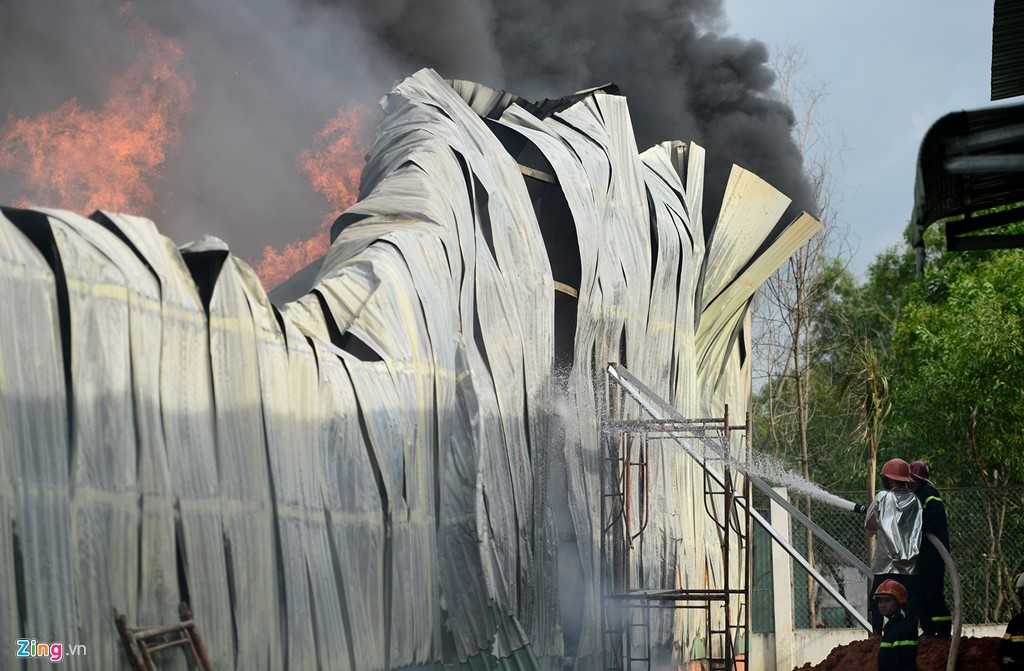 Nha kho 700 m2 o Sai Gon tan hoang sau 3 gio bung chay hinh anh 2