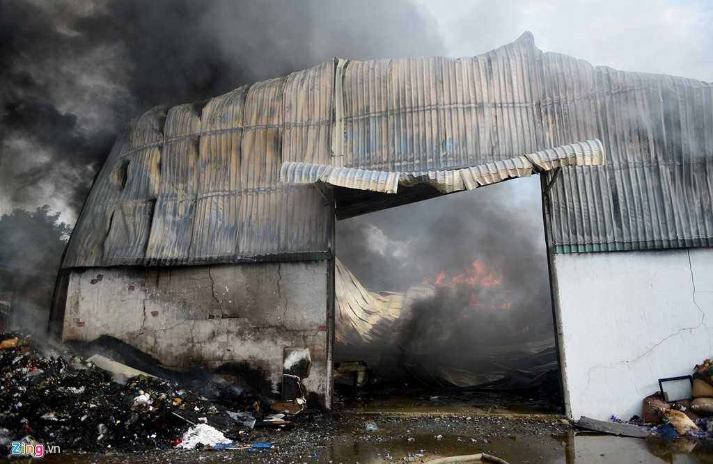 Nha kho 700 m2 o Sai Gon tan hoang sau 3 gio bung chay hinh anh 3