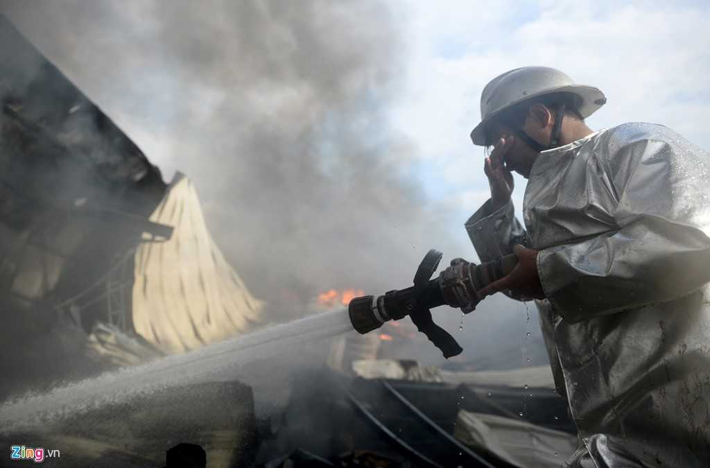 Nha kho 700 m2 o Sai Gon tan hoang sau 3 gio bung chay hinh anh 5