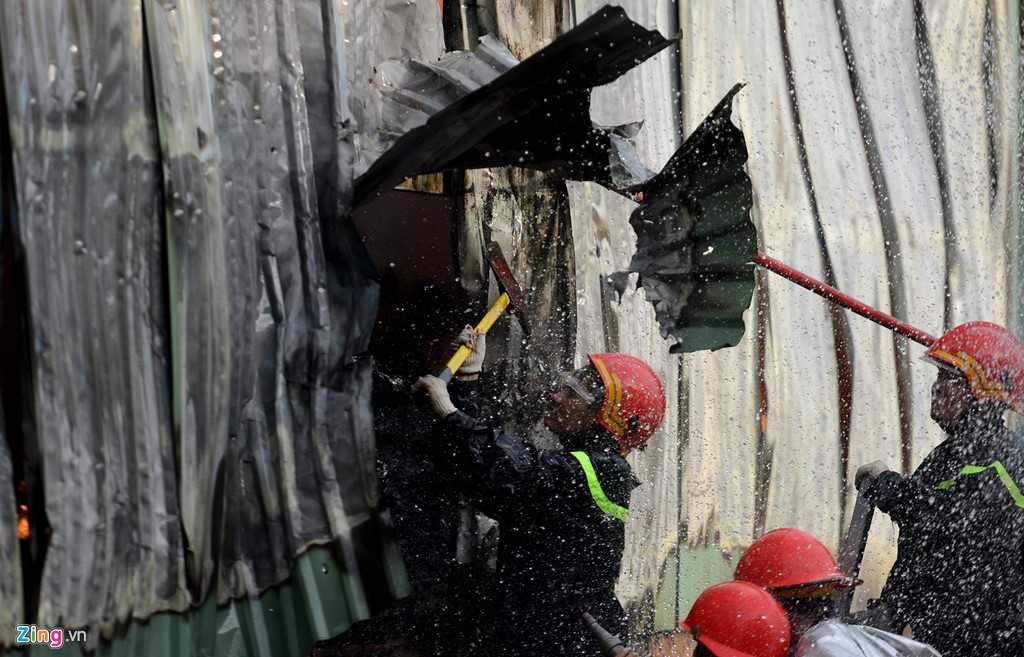 Nha kho 700 m2 o Sai Gon tan hoang sau 3 gio bung chay hinh anh 6