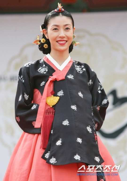 A hau ban dam Han Quoc bi phan ung khi quay lai showbiz hinh anh 2