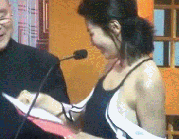 Sao nu 'Thien long bat bo' gap su co tuot vay tren san khau hinh anh 1