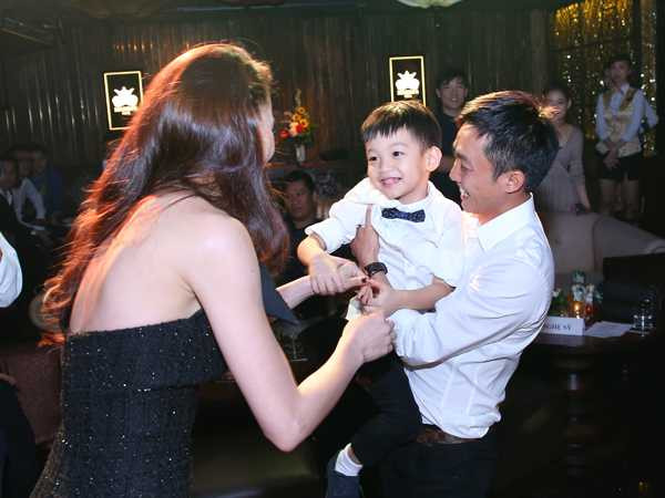 nhung-ha-ho-tai-hop-voi-chong-cu-ben-con-trai