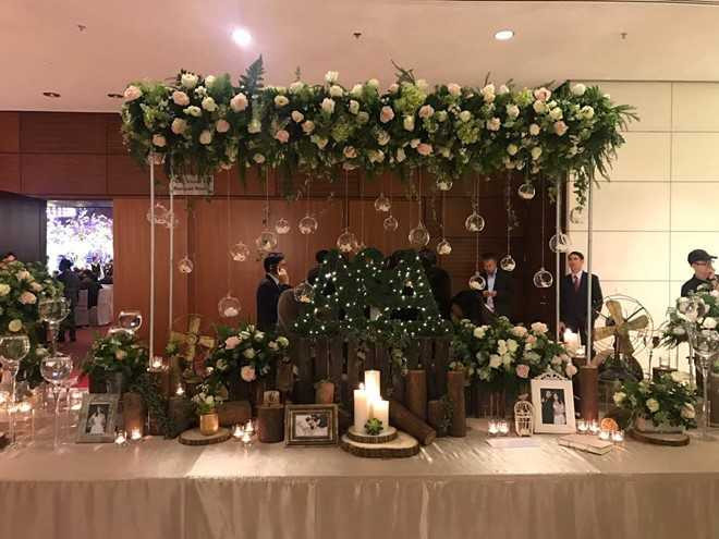 A hau Hoang Anh long lay trong tiec cuoi hinh anh 2