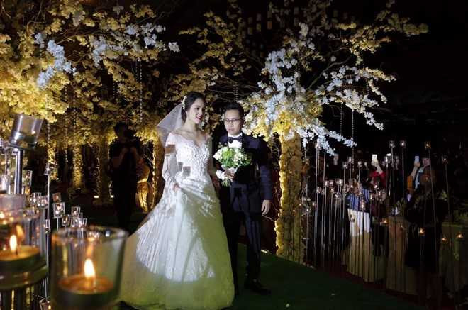 A hau Hoang Anh long lay trong tiec cuoi hinh anh 4