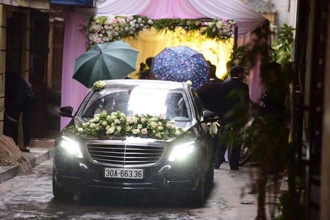 A hau Hoang Anh long lay trong tiec cuoi hinh anh 5