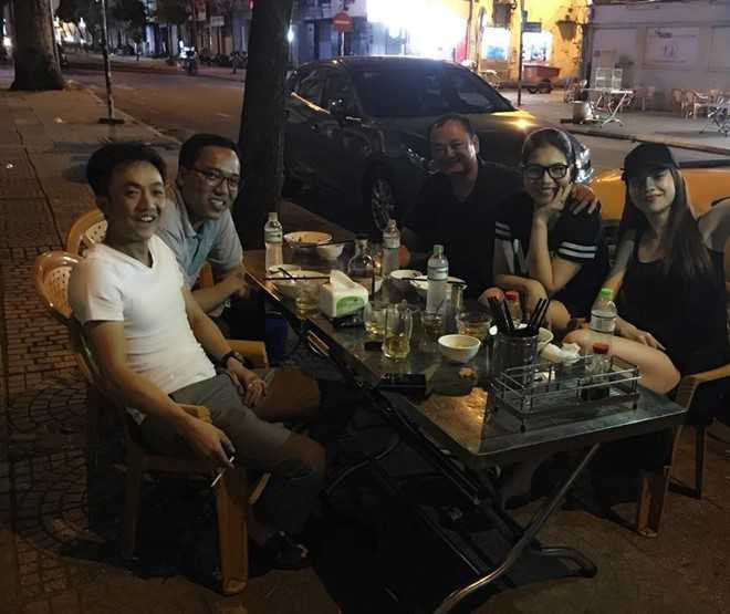 Ho Ngoc Ha vui ve di an dem cung Cuong Do La hinh anh 2