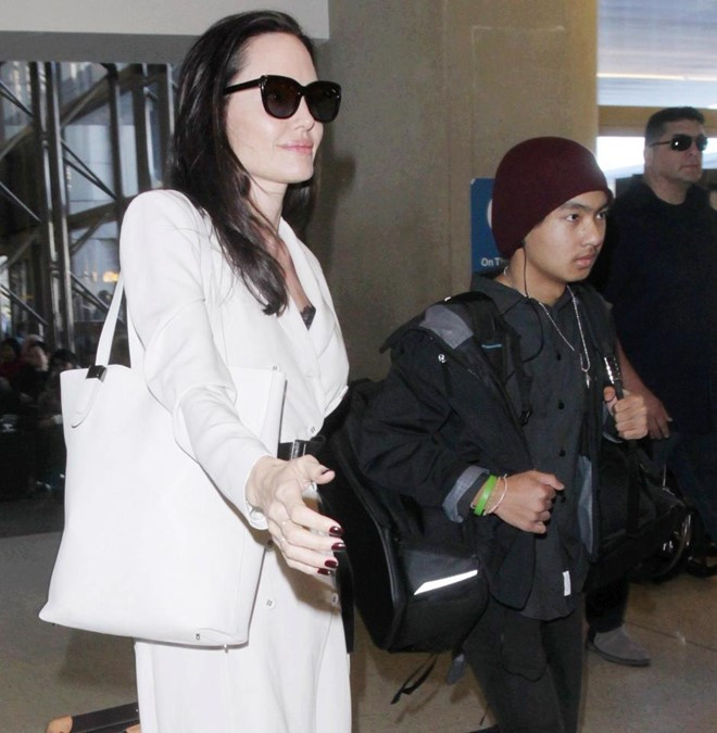 Angelina Jolie bi to lam gia giay to nhan nuoi Maddox hinh anh 2