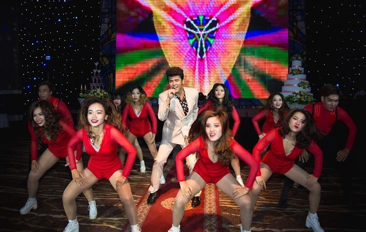 Dien vien Phuong Hang duoc chong nang vay trong tiec cuoi hinh anh 4