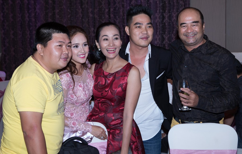 Dien vien Phuong Hang duoc chong nang vay trong tiec cuoi hinh anh 5