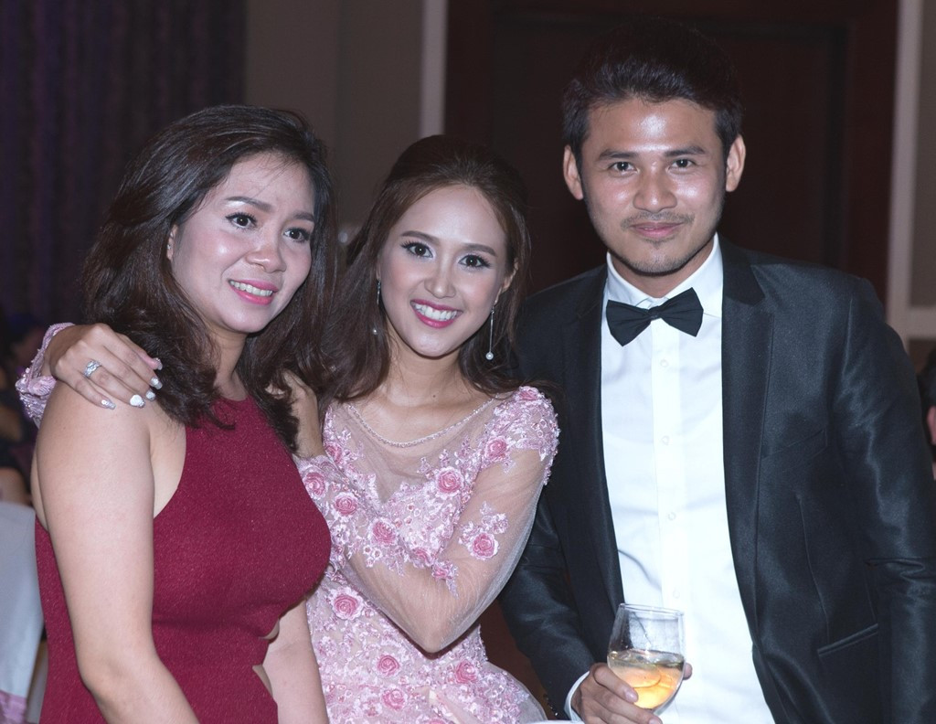 Dien vien Phuong Hang duoc chong nang vay trong tiec cuoi hinh anh 6