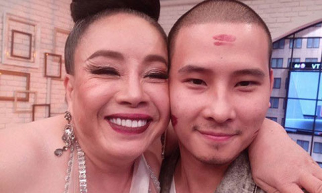 do mat nhin nu dai gia "doi yeu" 28 lan/ngay ben chong tre tren truyen hinh hinh anh 1