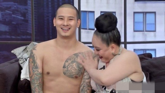 do mat nhin nu dai gia "doi yeu" 28 lan/ngay ben chong tre tren truyen hinh hinh anh 7