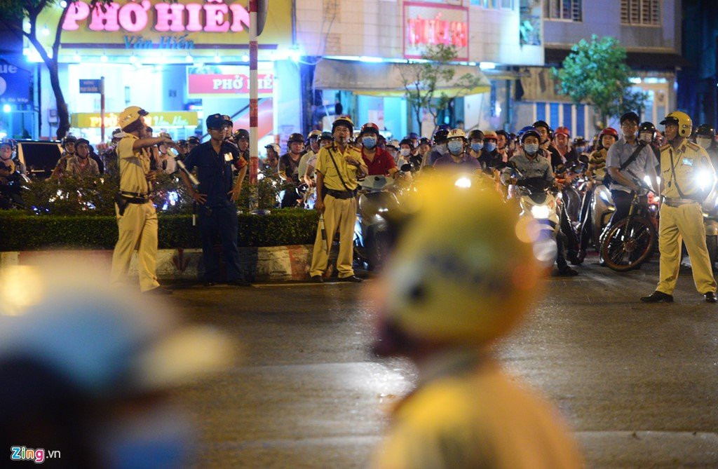 Ket xe 5 gio tai vong xoay Nguyen Thai Son hinh anh 10