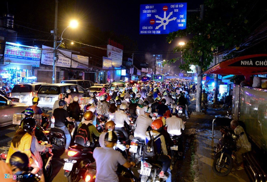 Ket xe 5 gio tai vong xoay Nguyen Thai Son hinh anh 3