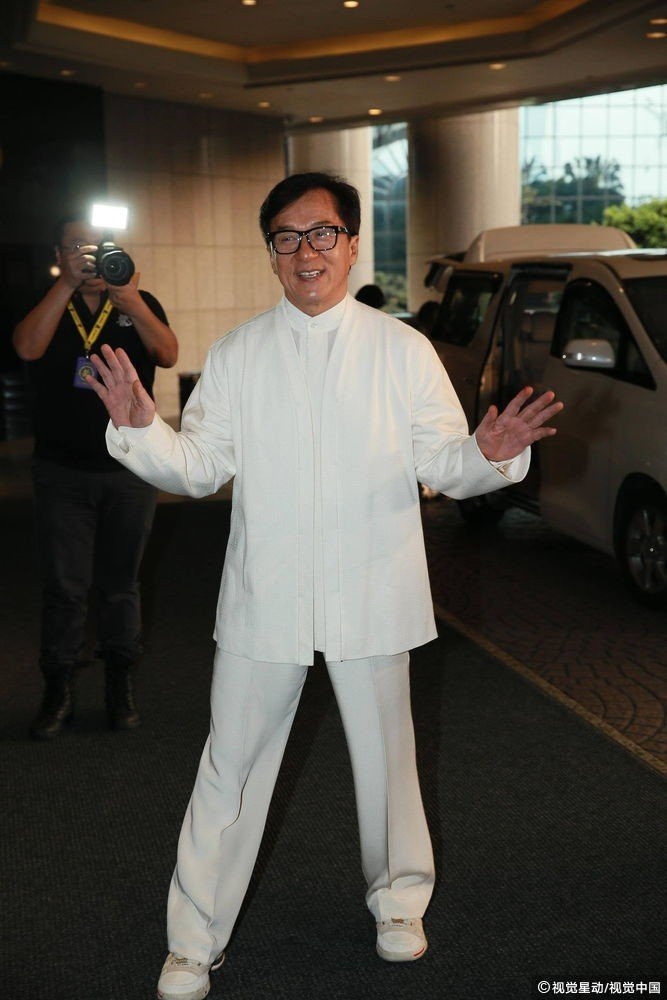 Thanh Long mo tiec thau dem, noi gian khi bi hoi ve bo cu va con gai hinh anh 1