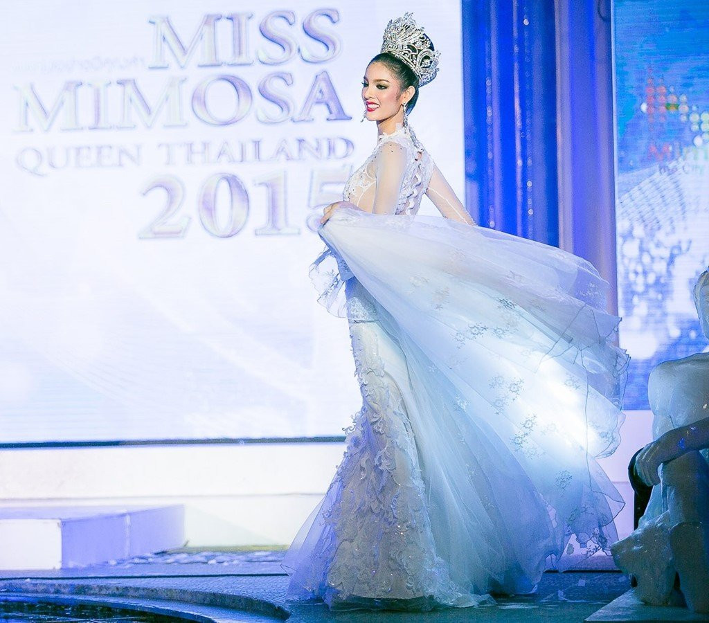 Qua trinh lot xac cua hoa hau chuyen gioi vua di kham nghia vu quan su hinh anh 6