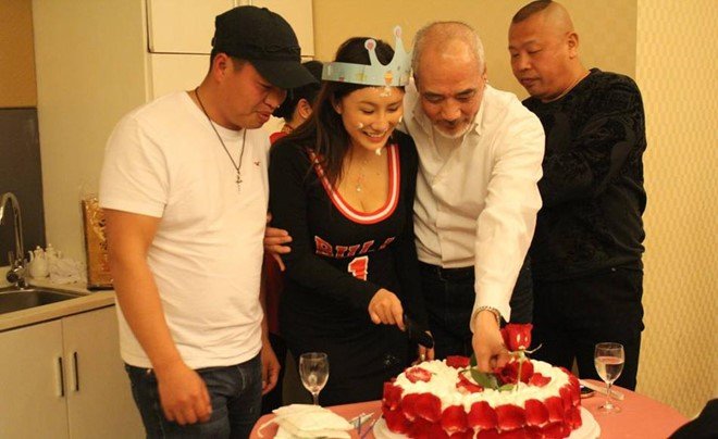 Tai tu U70 'Thien long bat bo' bi lo chuyen ngoai tinh voi chan dai 9X hinh anh 1