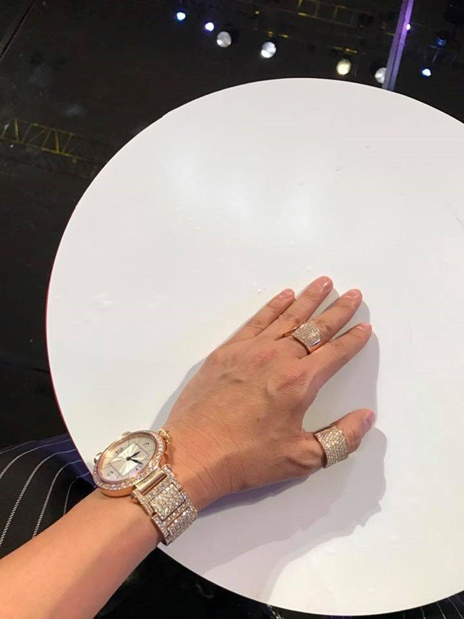 Dam Vinh Hung khoe nhan kim cuong duoc Duong Trieu Vu tang hinh anh 2