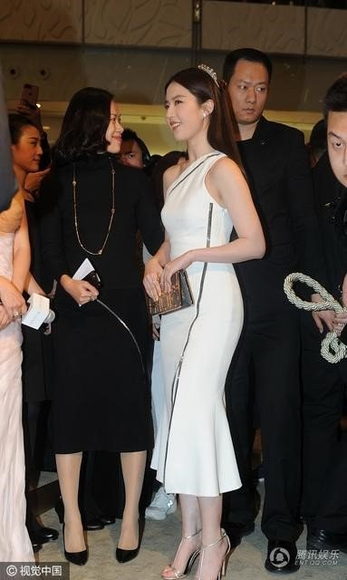 Luu Diec Phi mac vay bo, di giay cao got giua nghi van mang bau hinh anh 6