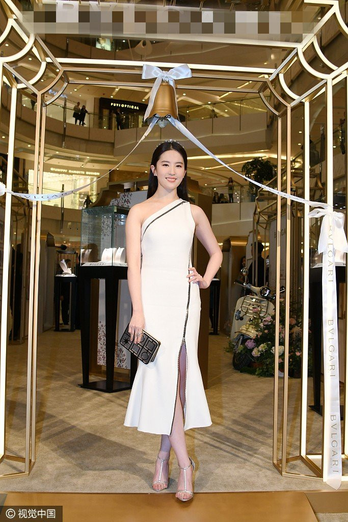 Luu Diec Phi mac vay bo, di giay cao got giua nghi van mang bau hinh anh 7