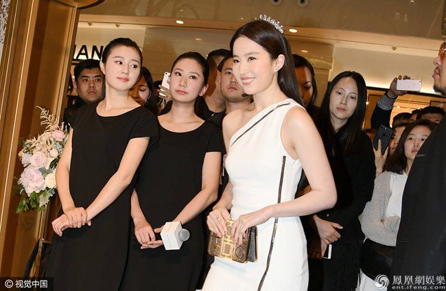 Luu Diec Phi mac vay bo, di giay cao got giua nghi van mang bau hinh anh 1