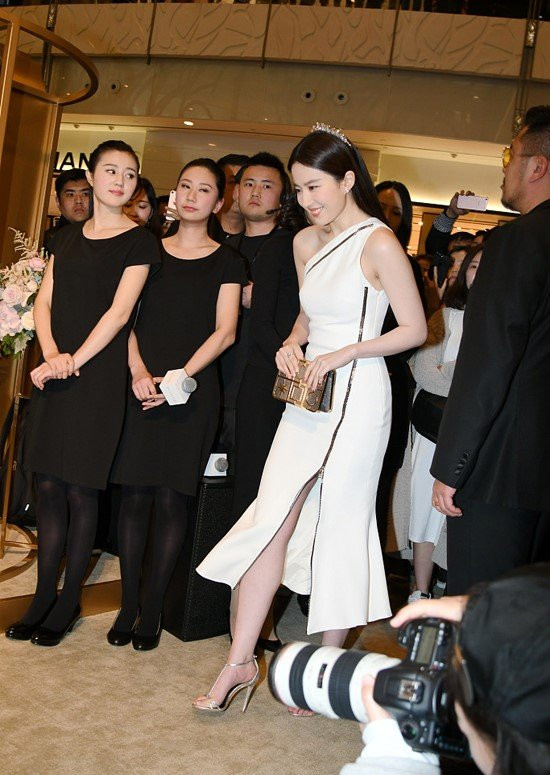 Luu Diec Phi mac vay bo, di giay cao got giua nghi van mang bau hinh anh 2