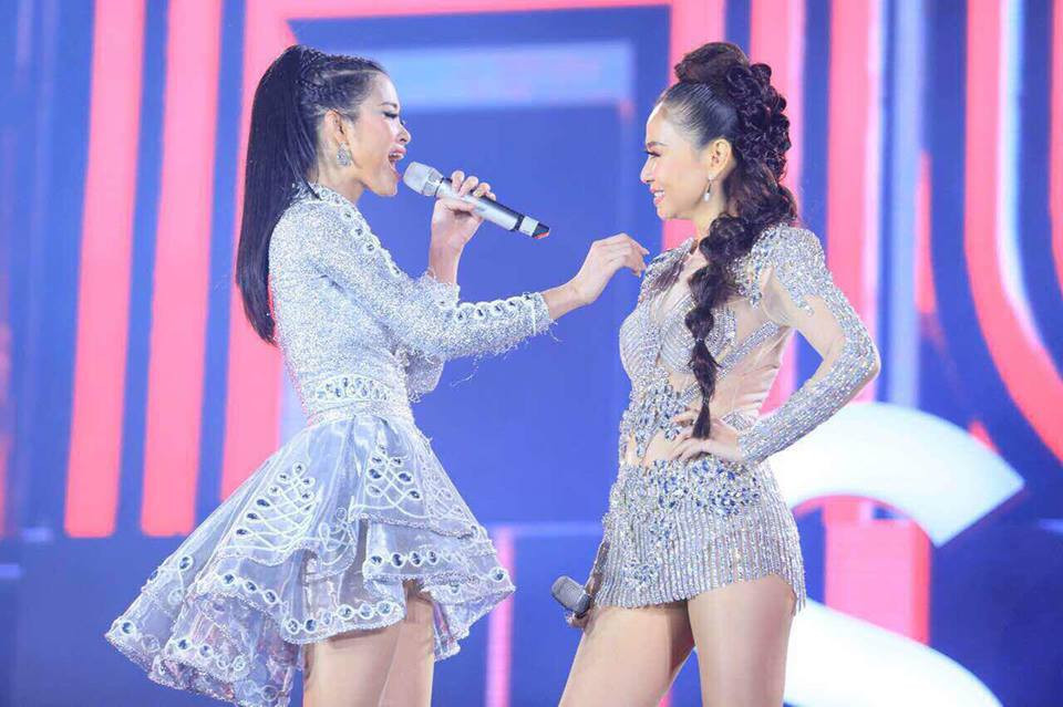 Hinh anh Dong Nhi thang hoa tren san khau ket hop cung Thu Minh 13