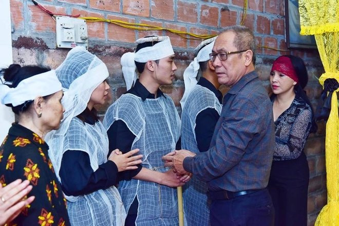 Hinh anh Dien vien Thu Ha, Tran Luc tien dua nghe si Hoang Thang 5