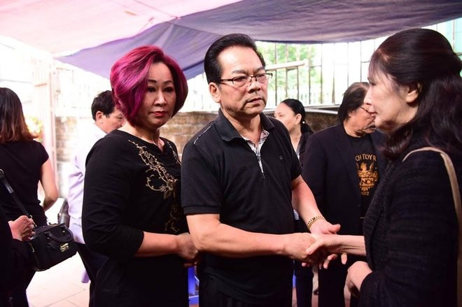 Hinh anh Dien vien Thu Ha, Tran Luc tien dua nghe si Hoang Thang 5