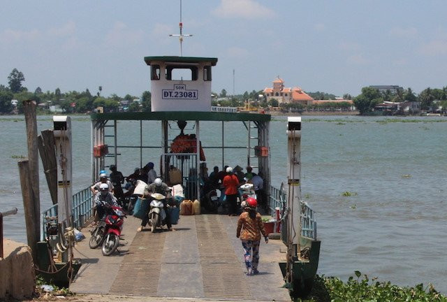 Me om con trai bai nao nhay tu tren do xuong song tu van hinh anh 1