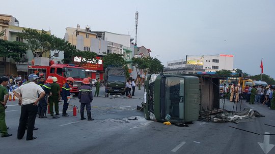  Xe ô tô chở 26 chiến sĩ chữa cháy bị lật giữa vòng xoay 