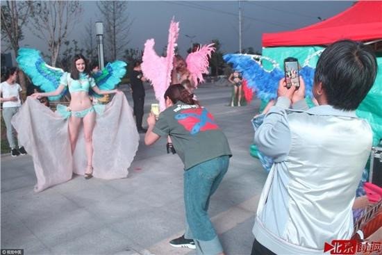 Dan nguoi mau quoc te phai thay noi y giua pho hinh anh 3