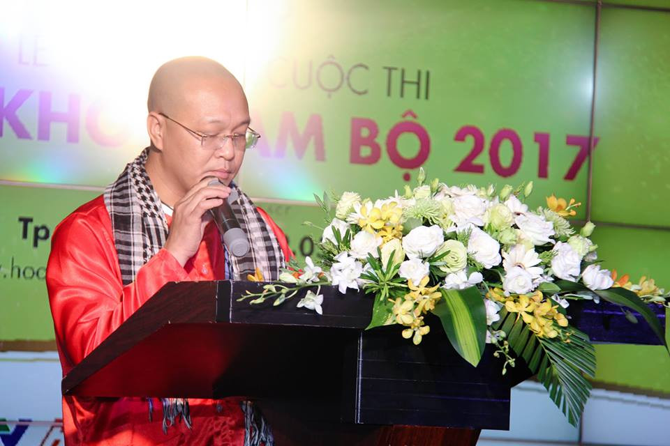 Hinh anh Cao Thai Ha khep nep vi trang phuc trong suot, xe cao tao bao 3