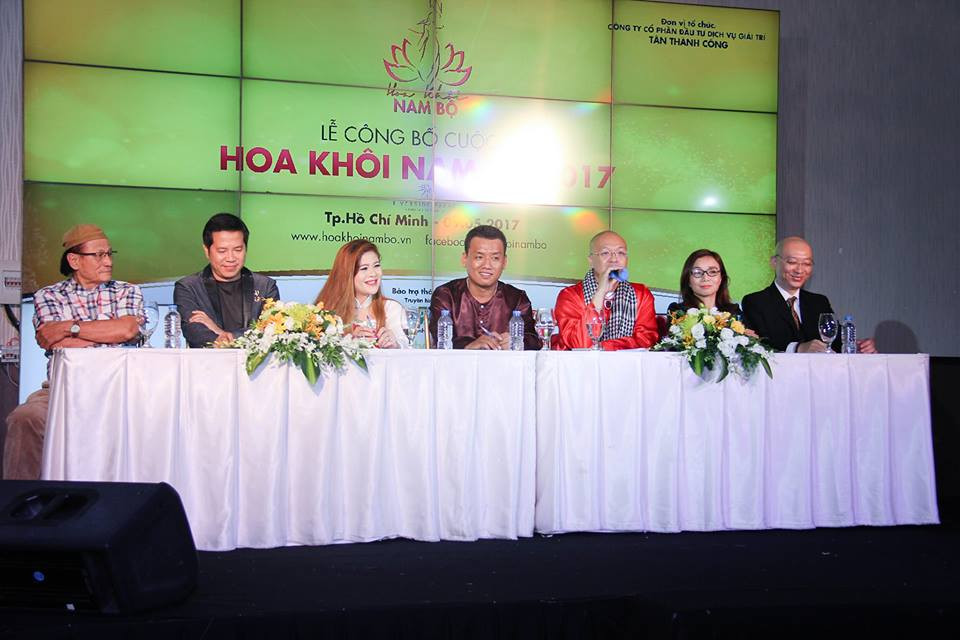 Hinh anh Cao Thai Ha khep nep vi trang phuc trong suot, xe cao tao bao 4