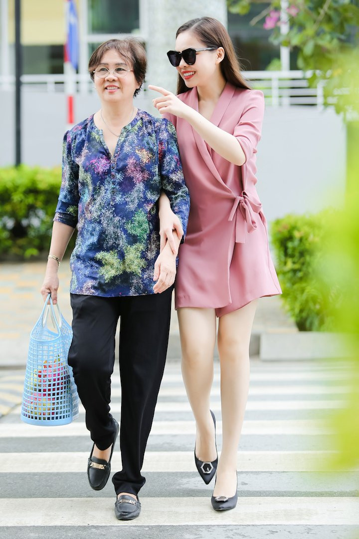 Hinh anh Giang Hong Ngoc mua can ho cao cap tang me nhan 'Ngay cua me' 5