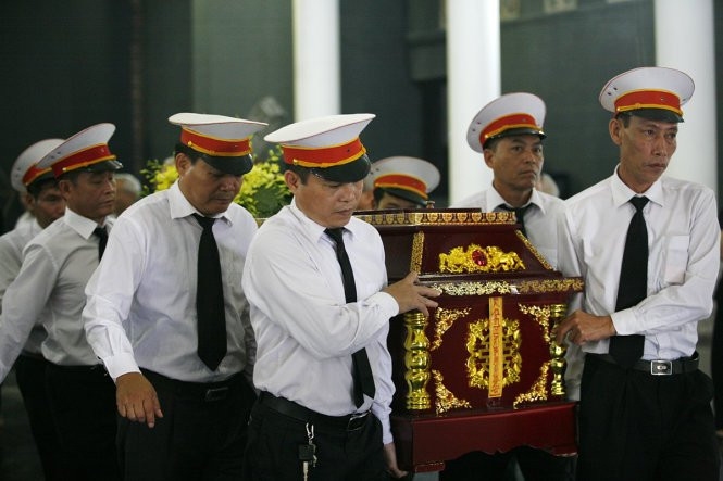 Đúng 13h30, lễ di quan nhà thơ Việt Phương được tiến hành, thi hài nhà thơ sẽ được hỏa táng tại đài hóa thân Hoàn Vũ, Hà Nội- Ảnh: NAM TRẦN