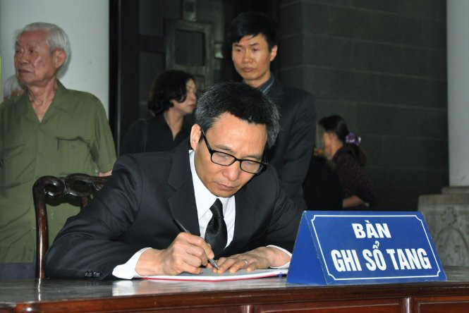 Phó Thủ tướng Vũ Đức Đam ghi sổ tang tại lễ tang nhà thơ Việt Phương- Ảnh: V.V. Tuân
