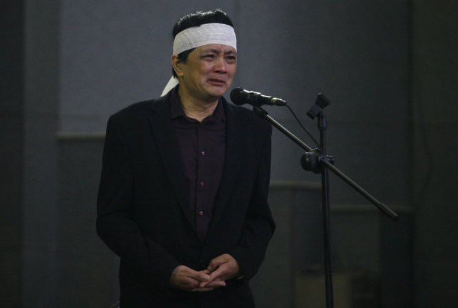 Con trai nhà thơ, ông Trần Trung Thực xúc động mạnh khi kể về những câu chuyện của cha khi còn sống- Ảnh: NAM TRẦN