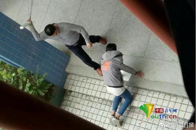 Thay giao Trung Quoc bat hoc sinh quy roi danh bang day thung hinh anh 1