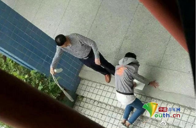 Thay giao Trung Quoc bat hoc sinh quy roi danh bang day thung hinh anh 3