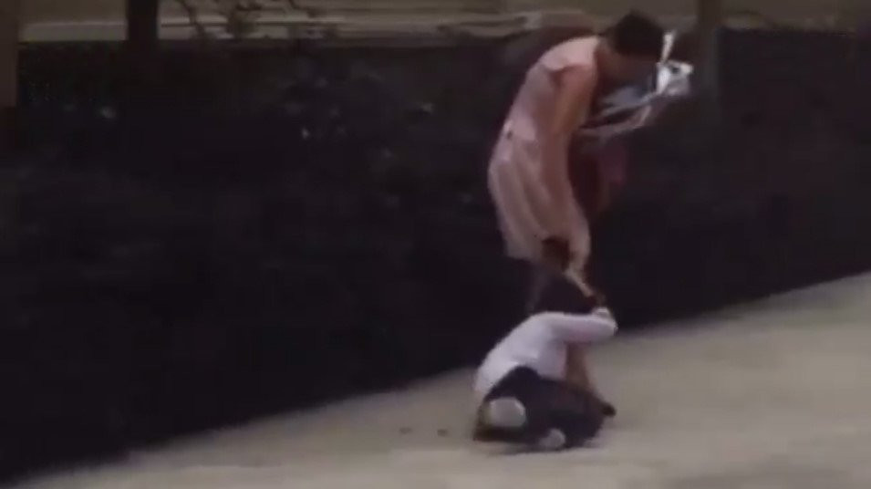 Thay giao Trung Quoc bat hoc sinh quy roi danh bang day thung hinh anh 6