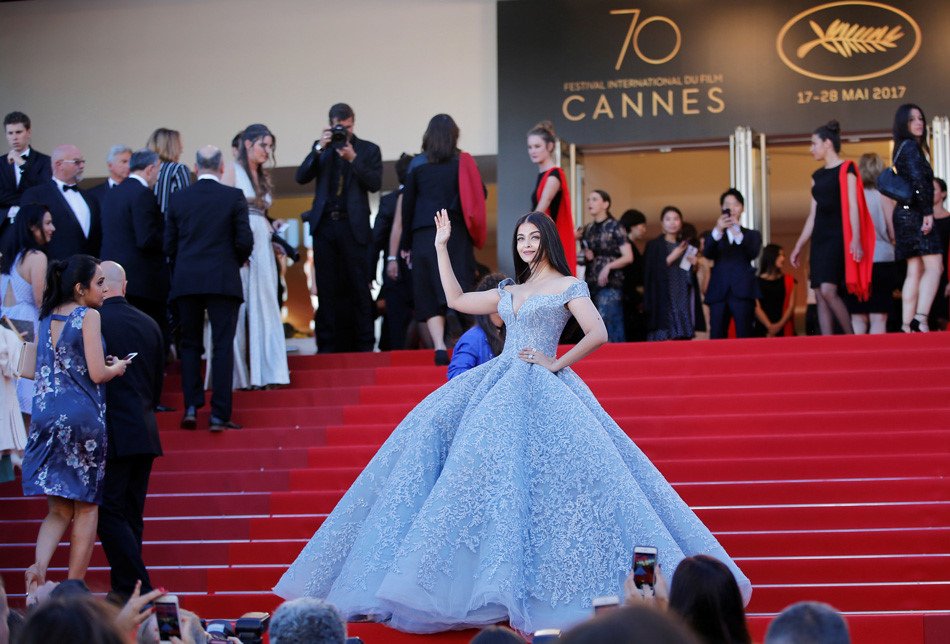 Hoa hau dep nhat moi thoi dai goi cam tren tham do o tuoi 44 hinh anh 8