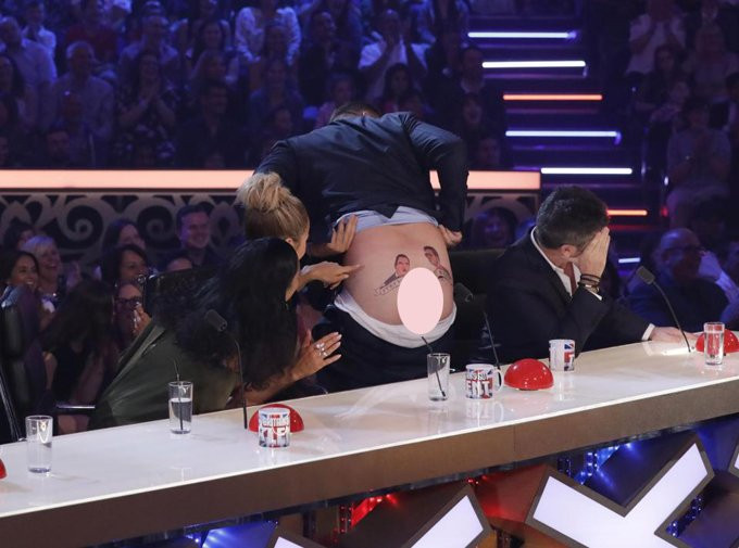 giam-khao-got-talent-tut-quan-khoe-hinh-xam-trong-chuong-trinh-truc-tiep