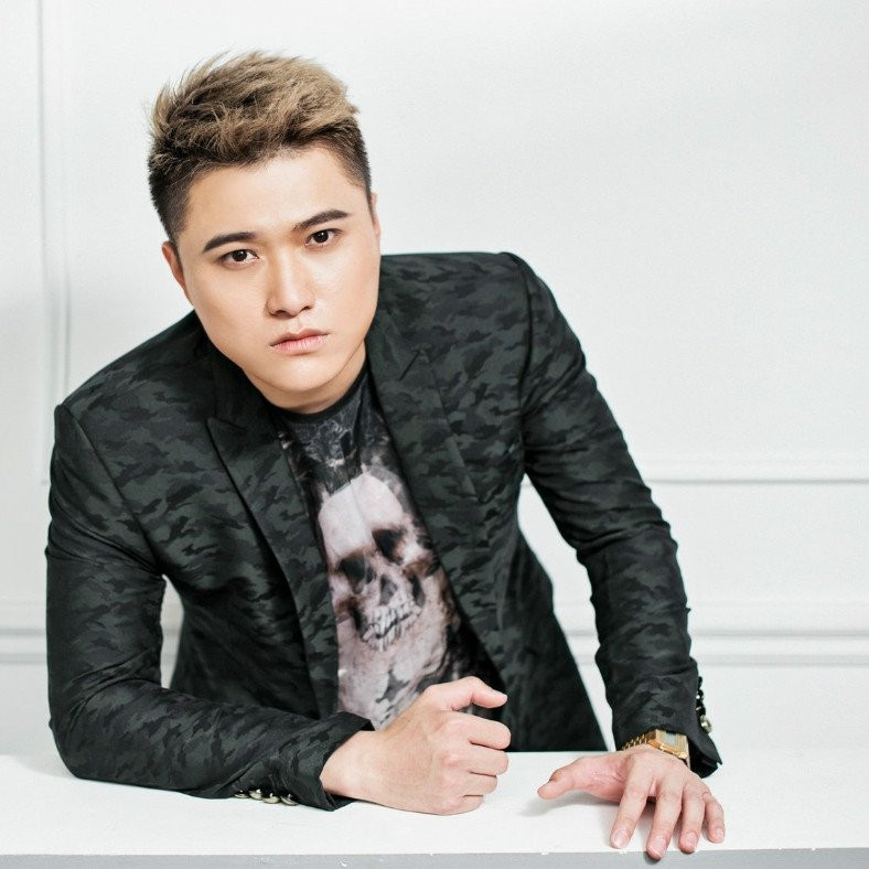 Nóng 42.5 độ, ca sĩ Duy Khánh co giật, nhập viện vì sốc nhiệt - 1