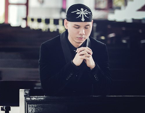 Phan Dinh Tung bi khan gia phan doi vi coi thuong nghe si tre hinh anh 1