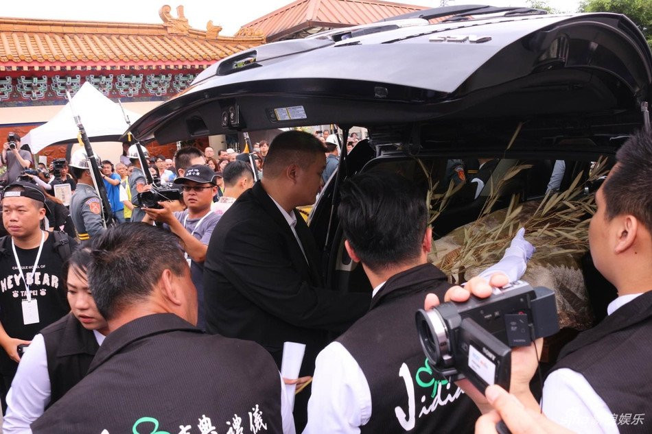 Le tang Thien vuong Dai Loan: Hang nghin nguoi co mat tien dua hinh anh 2