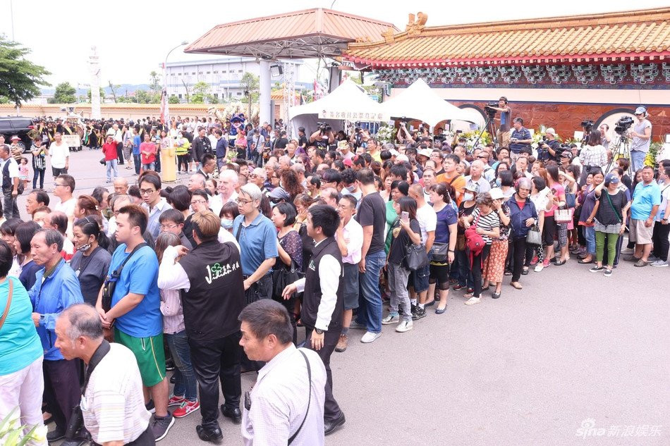 Le tang Thien vuong Dai Loan: Hang nghin nguoi co mat tien dua hinh anh 7