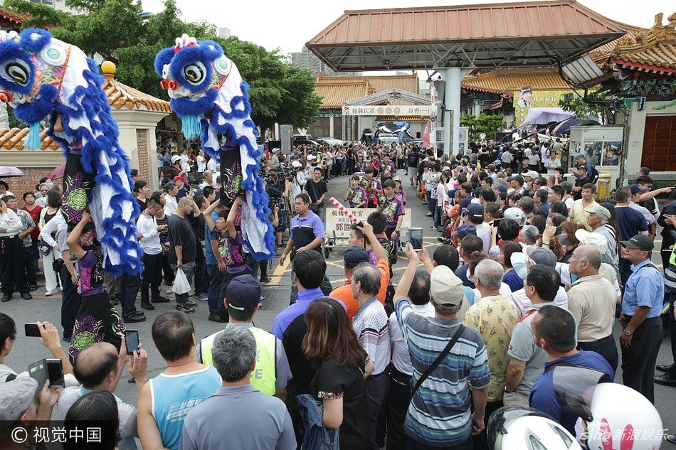 Le tang Thien vuong Dai Loan: Hang nghin nguoi co mat tien dua hinh anh 10